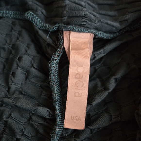 Cacia Emerald Green High Rise Booty Scrunch TikTok Capri Leggings Honeycomb Knit - Picture 2 of 8